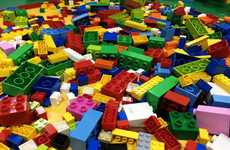 Школы Днепропетровской области получили 40 000 наборов Lego для первоклассников