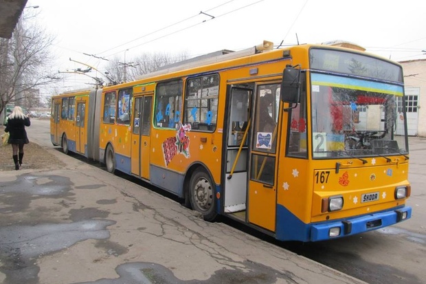 В тролейбусах Чернігова тепер можна буде розраховуватися банківською карткою