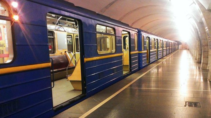Київські чиновники розпиляли мільйони на метро