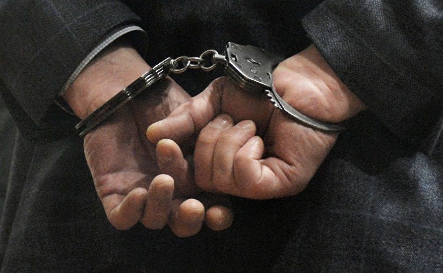 Дерев'яна господарська споруда із засувом на території закладу, символ примусового утримання