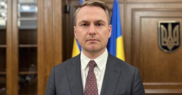 Будівля прокуратури з прапором України на фасаді у похмуру погоду