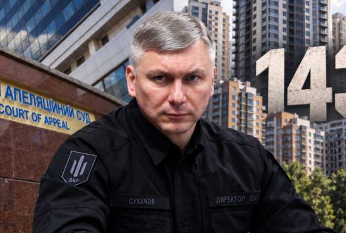 Будівля суду з колонами, на фоні хмарного неба