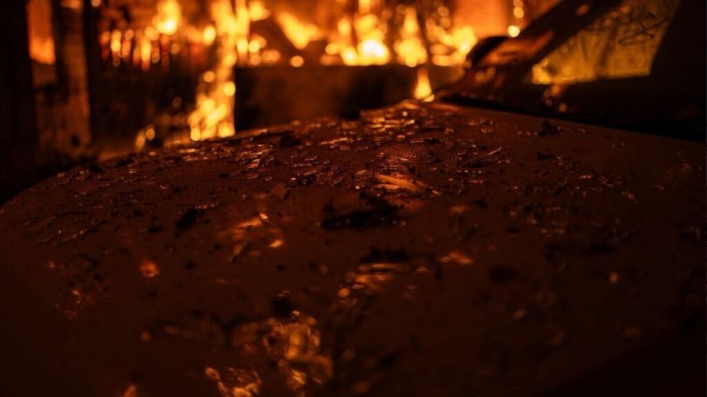 Рятувальники гасять пожежу в пошкодженій будівлі вночі в місті