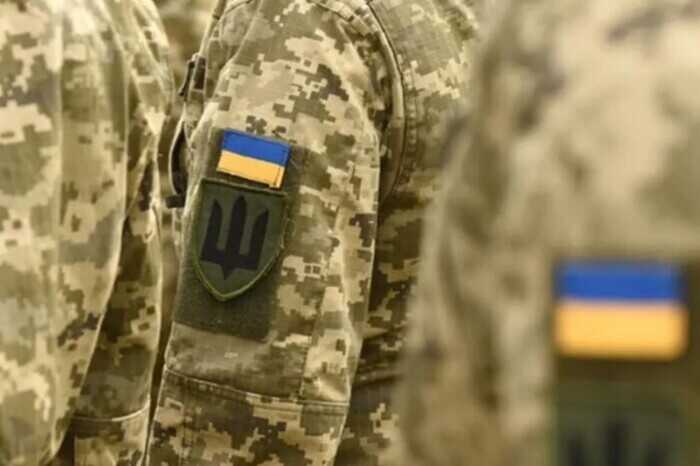 Група людей у військовій та поліцейській формі на вулиці міста