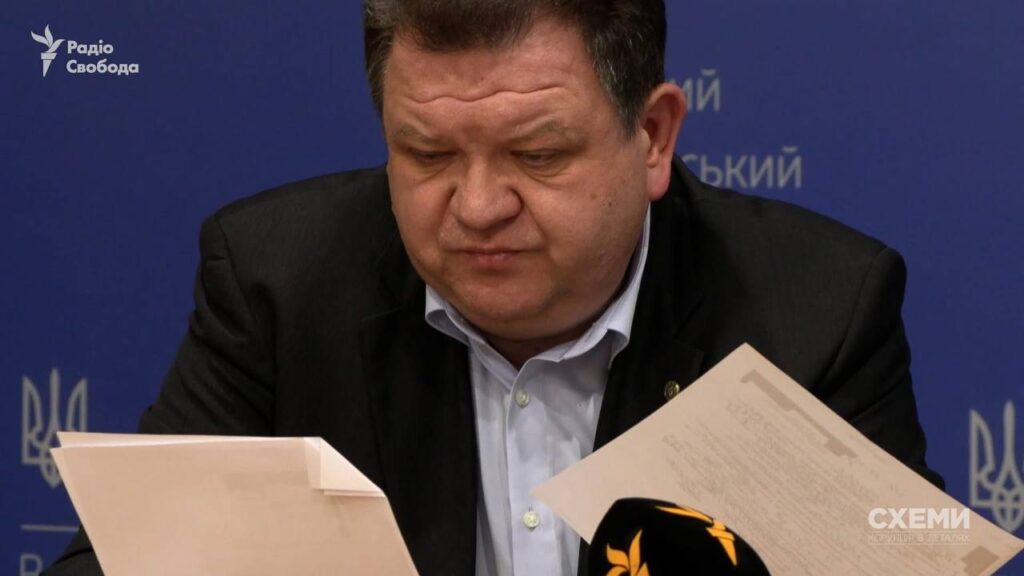 Будівля суду з колонами на тлі похмурого неба