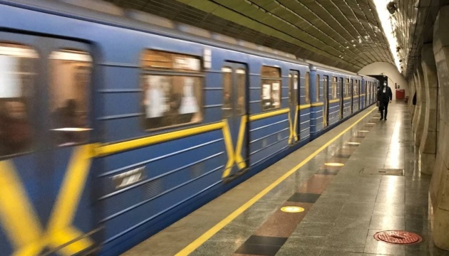 Вагони метро на коліях у депо