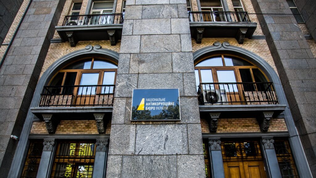 Нафтові резервуари та трубопроводи на території нафтопереробного об'єкта
