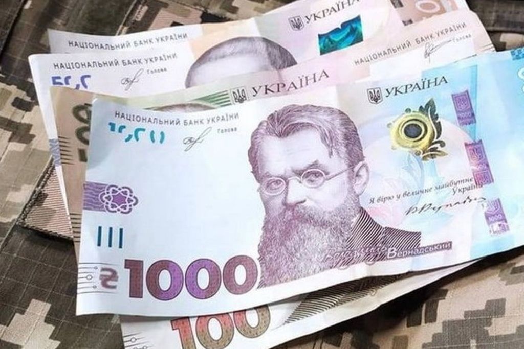 Будівля територіального центру комплектування з поліцейським автомобілем поруч