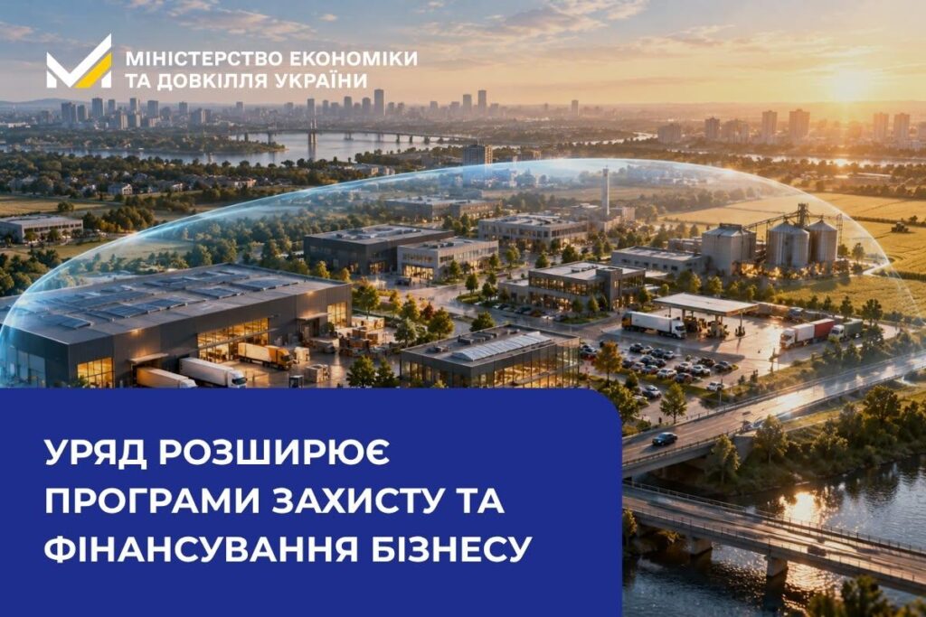 Пошкоджений склад із зруйнованим дахом на тлі промислової зони