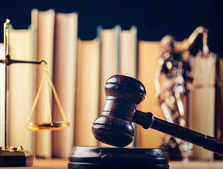 Будівля сервісного центру та припарковані навчальні автомобілі біля входу