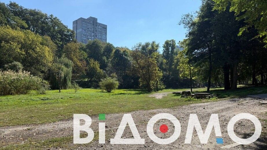 Дитячий майданчик із пісочницею у міському парку