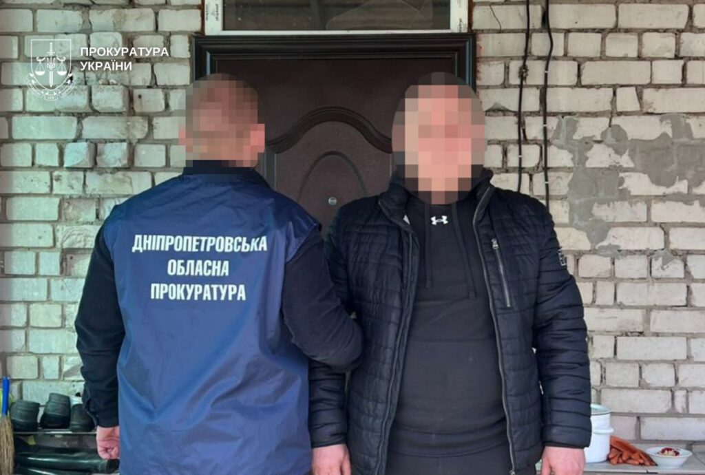 Силует військового гелікоптера в небі над промисловою околицею