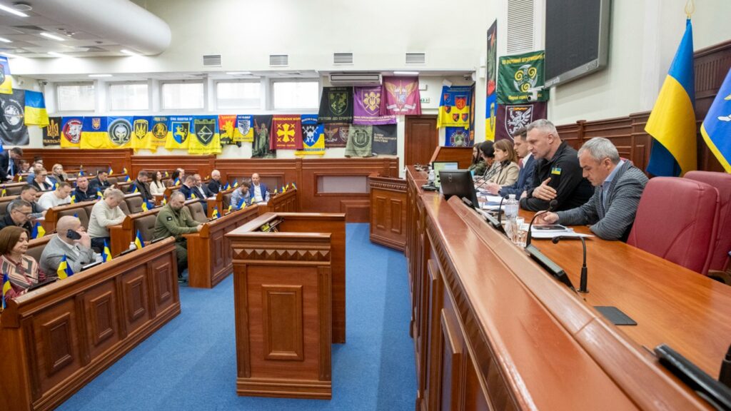 Будівля Київради та порожня зала засідань