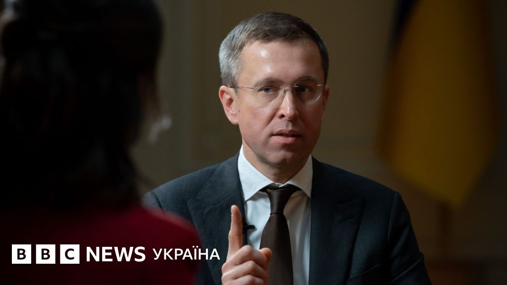 Зала для інтерв’ю з камерою, мікрофонами та порожнім кріслом