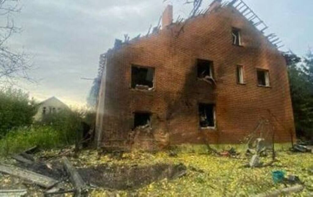Екстрені служби біля місця падіння уламків безпілотника в Києві вночі
