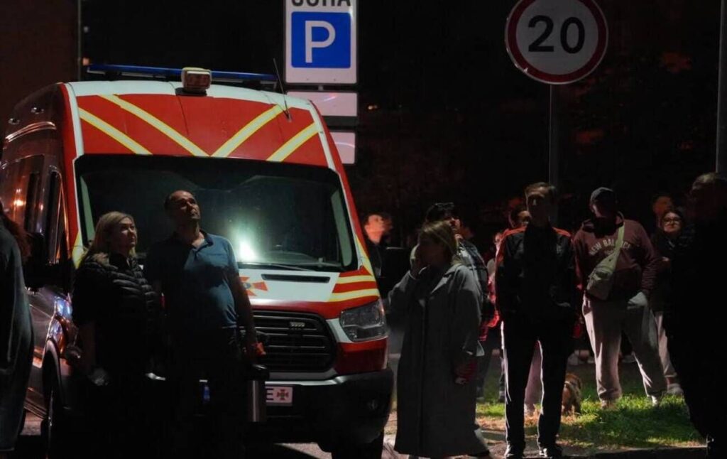 Рятувальники біля пошкодженої багатоповерхівки в Києві вночі