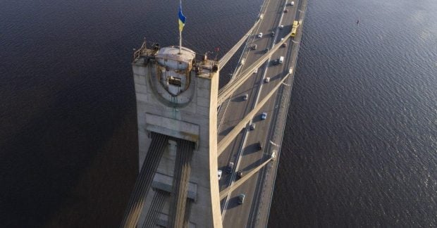 Перекритий міст у Києві після атаки дрона