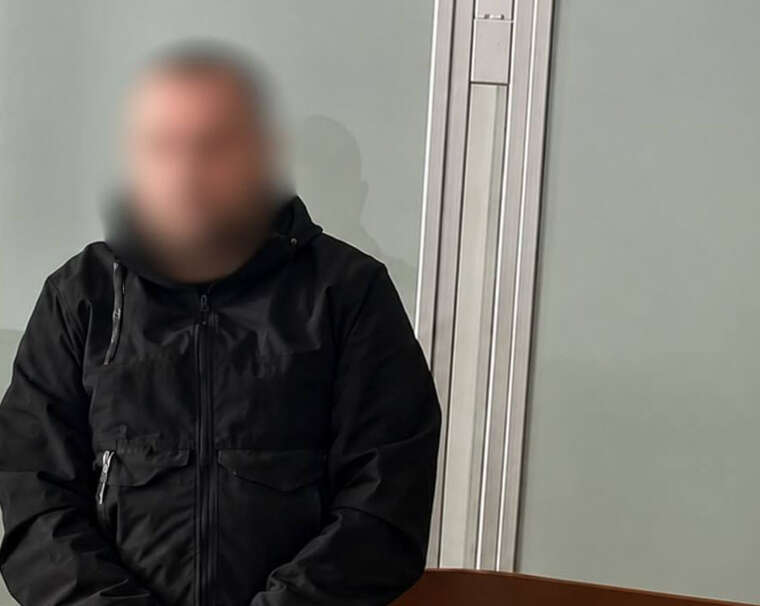 Автомобіль на темній міській вулиці біля групи людей у цивільному