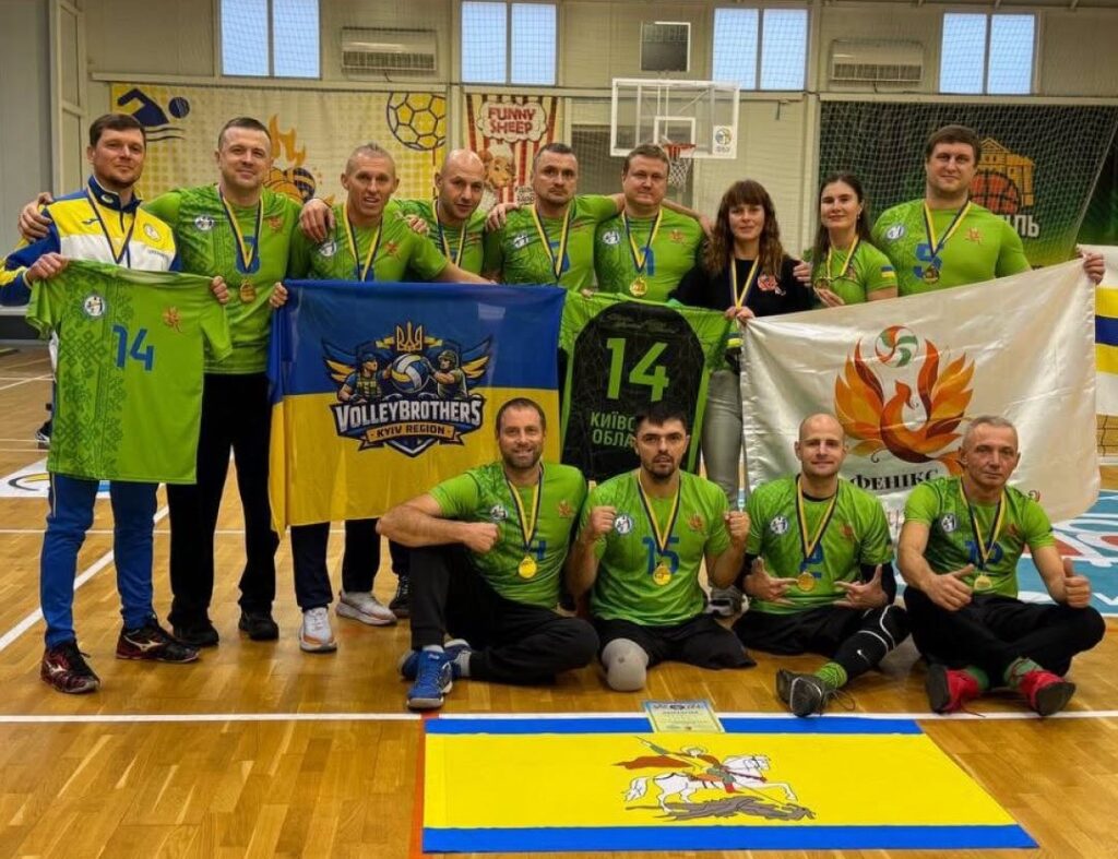 Матч із волейболу сидячи в спортивній залі