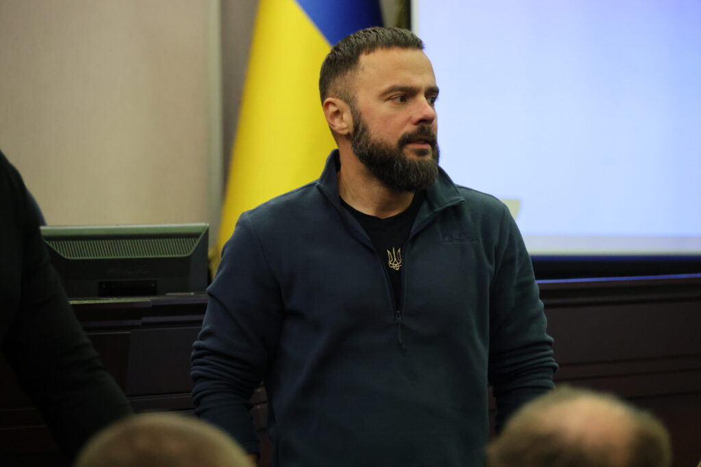 Смартфон із відкритою мапою на столі під час робочої зустрічі щодо підтримки ветеранів