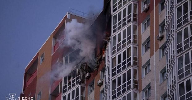 Міст через Дніпро в Києві з обмеженим рухом після атаки дронів