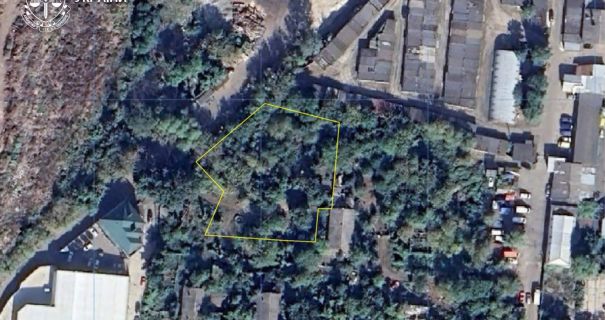 Порожня земельна ділянка в міському районі Києва
