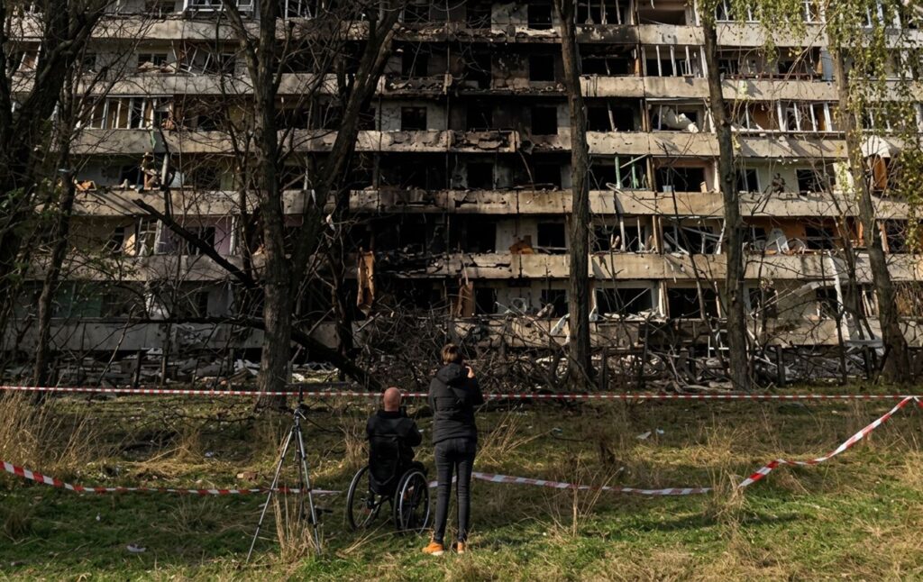 Пошкоджений житловий будинок у міському районі після ракетного удару