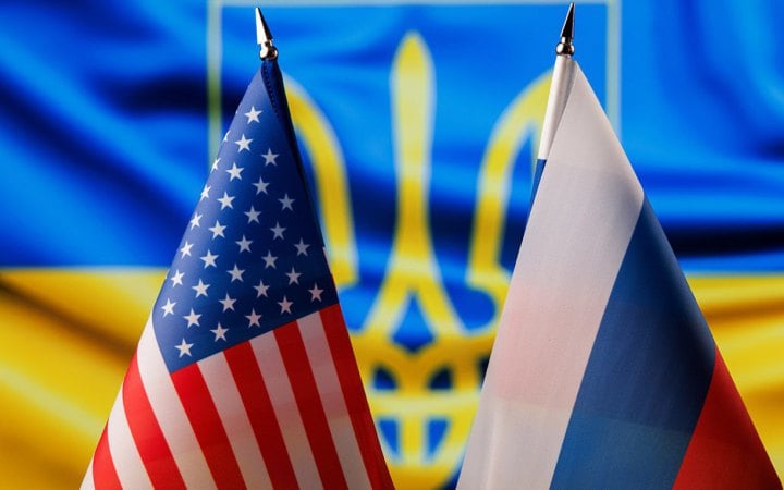 Переговорна зала з прапорцями на столі та документами без видимих написів