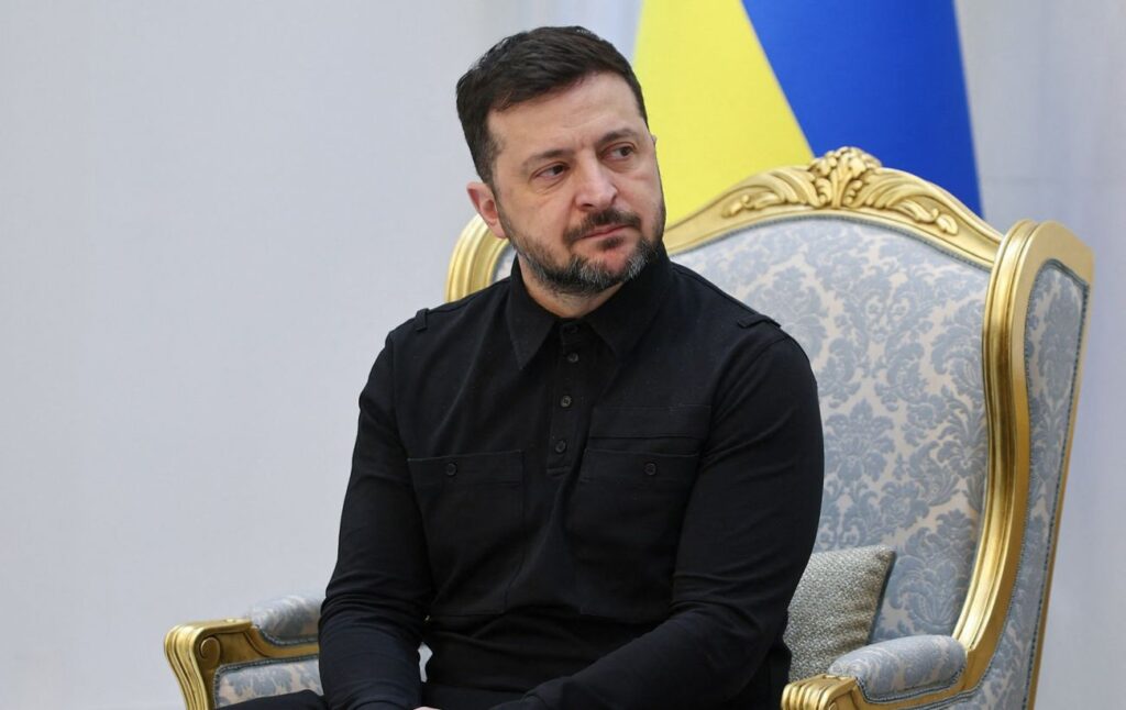 Дорога на підступах до Києва з протитанковими їжаками та далеким силуетом міста