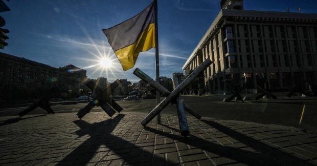 Нічний Київ під час відключення світла з освітленими вікнами окремих будинків