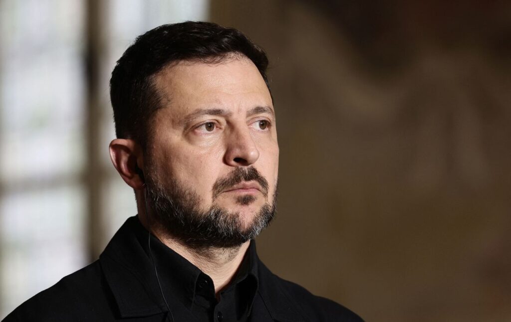 Дорога на сході України біля промислового міста, військова техніка вдалині